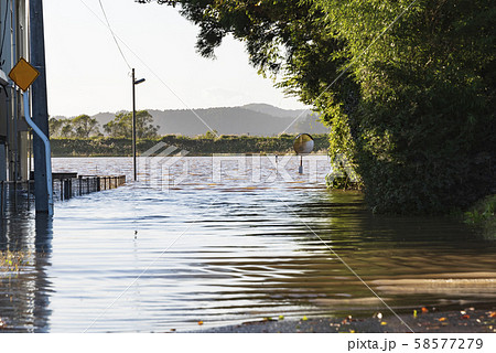 冠水　道路　水没　通行止め　危険 58577279