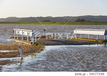 冠水　道路　水没　通行止め　危険 58577289
