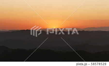 夕焼けと山並み　常陸太田市 58578529