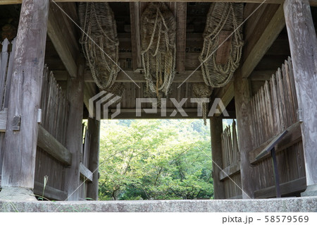【四国別格二十霊場】第十五番　【四国三十六不動霊場】第四番　箸蔵寺山門の大草鞋　徳島県三好市 58579569