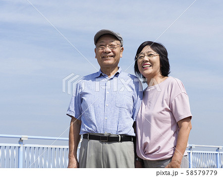 寄り添う笑顔のシニア夫婦 58579779
