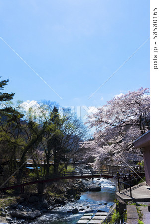 春の山梨県南都留郡道志村 58580165