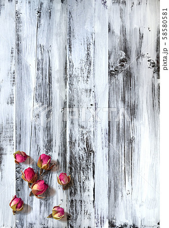 ラフな手書きペイントのデッキに置かれた薔薇の蕾 ローズバッドのイラスト素材