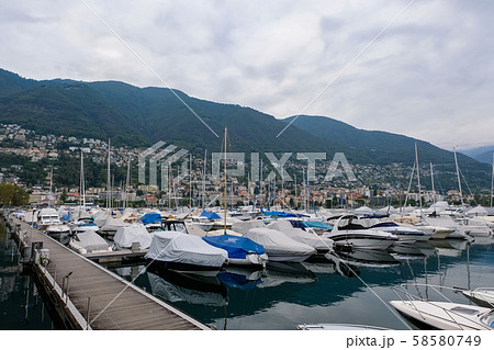 ロカルノ マッジョーレ湖 ヨットハーバー 曇り空 58580749