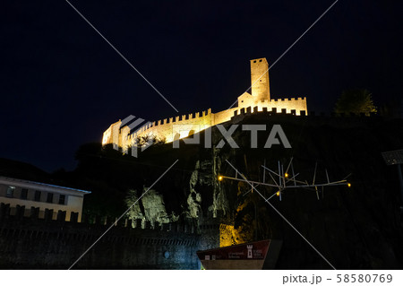 ベリンツォーナ カステルグランデ 夜景 ベリンツォーナ カステルグランデ 夜景 58580769