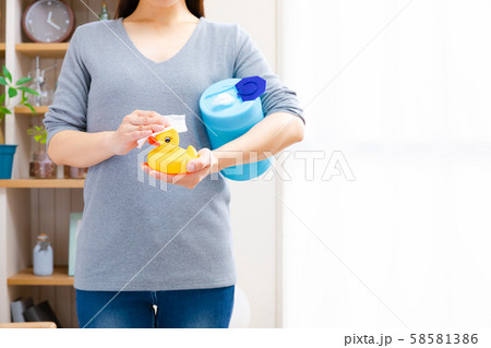 おもちゃのお手入れ　シートで拭く　バストイ　コピースペース 58581386