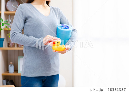 おもちゃのお手入れ　シートで拭く　バストイ　コピースペース 58581387