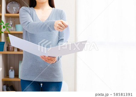 絵本を読む女性 絵本を読む女性 58581391