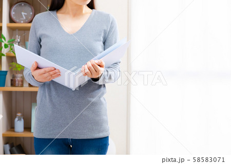 絵本を読む女性 58583071