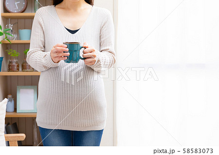 ホットドリンクを飲む妊婦 ホットドリンクを飲む妊婦 58583073