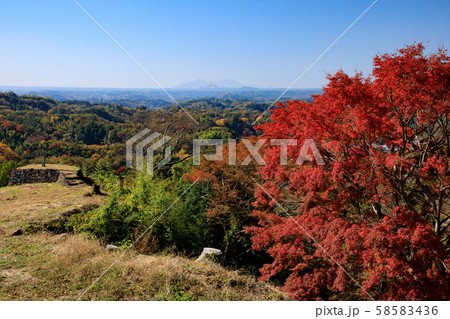 竹田市 秋 岡城址の紅葉と遠くに見えるくじゅう連山 竹田市 秋 岡城址の紅葉と遠くに見えるくじゅう連山 58583436