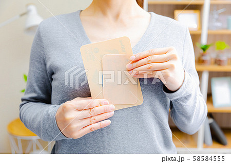 湿布を持つ女性 湿布を持つ女性 58584555