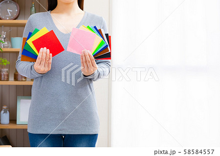 フェルトを持つ女性 58584557