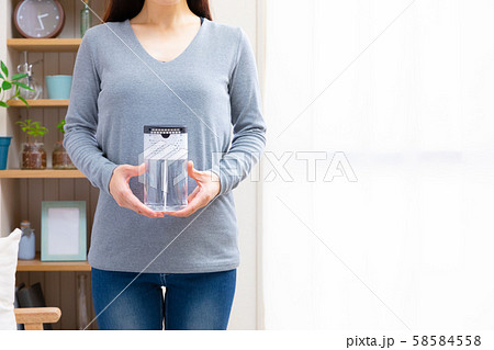 消臭剤を持つ女性 消臭剤を持つ女性 58584558