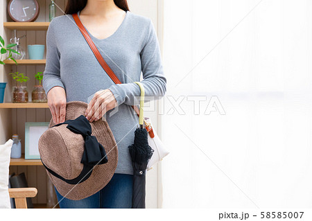 外出する女性　買い物 おでかけ 58585007