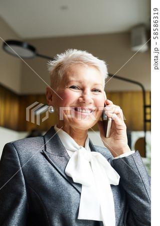 Mature woman talking on the phone 58586319