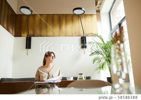 Young manager working in cafe 58586388