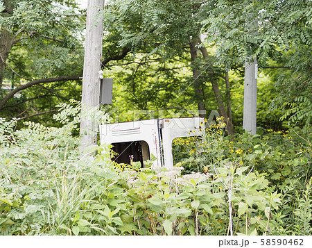 うち捨てられた電話ボックス 横構図 うち捨てられた電話ボックス 横構図 58590462