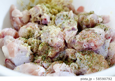 鶏手羽元の下拵え 58590792