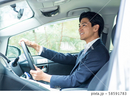運転する男性 運転する男性 58591783