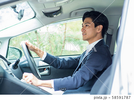 運転する男性 58591787