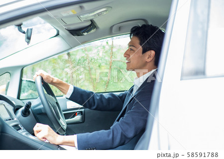 運転する男性 58591788