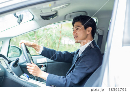 運転する男性の写真素材