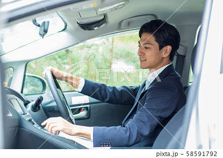 運転する男性の写真素材