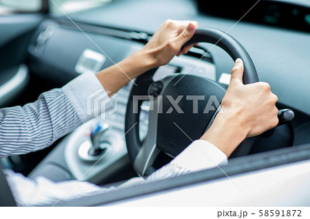 シートベルトをする男性 シートベルトをする男性 58591872