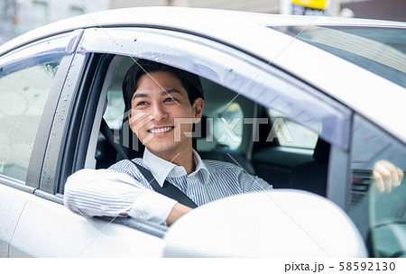 車に乗る男性 58592130