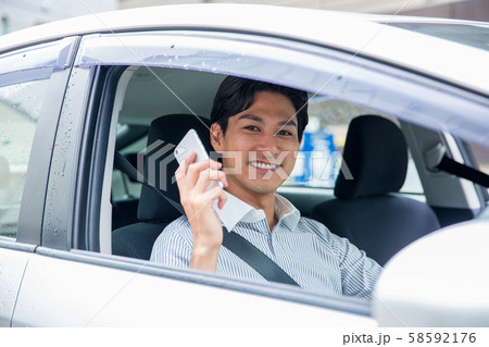 車に乗る男性 車に乗る男性 58592176