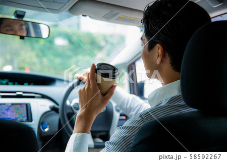 車に乗る男性 車に乗る男性 58592267