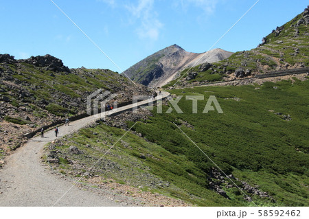 乗鞍岳最高峰の剣ヶ峰へ続く登山道 乗鞍岳最高峰の剣ヶ峰へ続く登山道 58592462