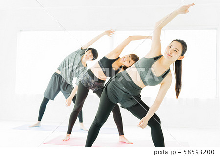 エアロビクス フィットネス エアロビ スポーツジム ダンス 女性 エクササイズの写真素材