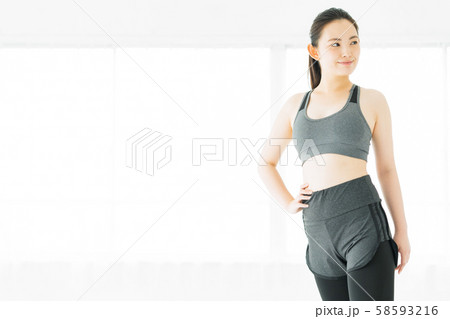 フィットネス スポーツジム 女性 エクササイズ フィットネス スポーツジム 女性 エクササイズ 58593216