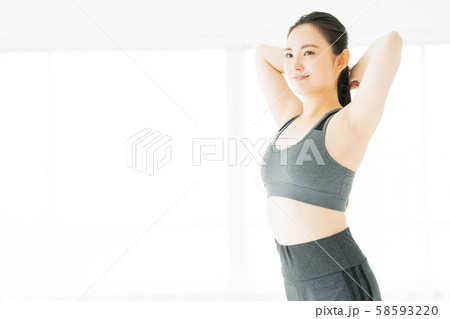 フィットネス　スポーツジム　女性　エクササイズ 58593220