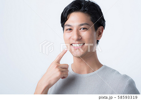 歯並びのきれいな男性 58593319