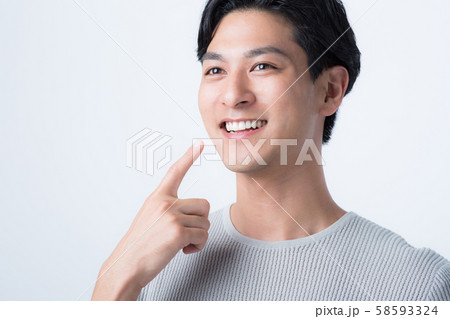 歯並びのきれいな男性 58593324