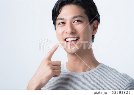 歯並びのきれいな男性 歯並びのきれいな男性 58593325