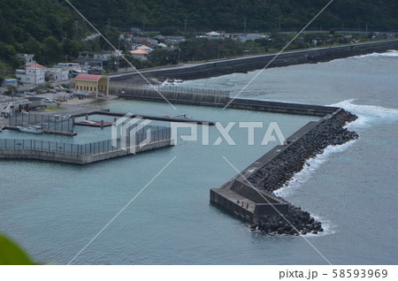 茅打バンタから望む「宜名真の漁港」(沖縄県国頭郡国頭村宜名真) 茅打バンタから望む「宜名真の漁港」(沖縄県国頭郡国頭村宜名真) 58593969