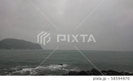 曇り空と海 58594970