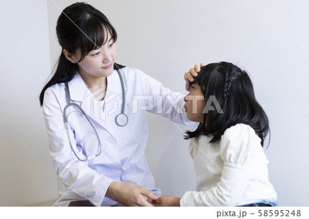 風邪をひいている女の子 風邪をひいている女の子 58595248