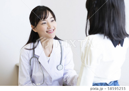 風邪をひいている女の子 風邪をひいている女の子 58595255