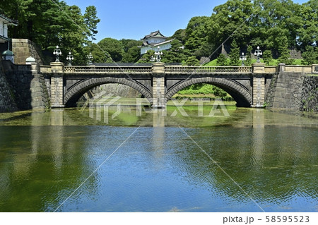 皇居の二重橋濠に二重橋と伏見櫓 皇居の二重橋濠に二重橋と伏見櫓 58595523