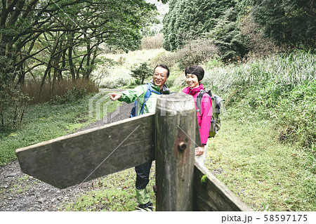 トレッキング　シニア　登山道 58597175