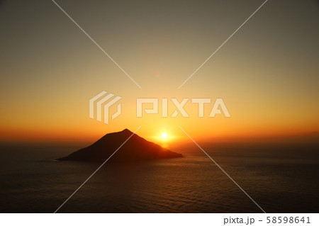 八丈小島の夕焼け 58598641