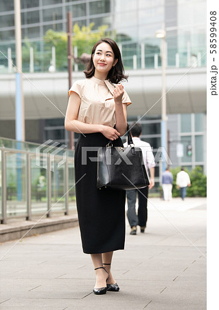 都会のビジネスウーマン 通勤 街角 日本人女性 全身の写真素材