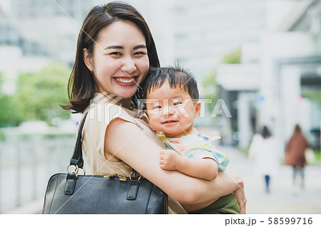 ワーキングマザー 通勤 育児 親子 日本人女性 58599716
