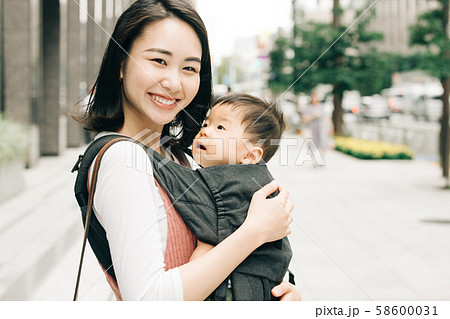 赤ちゃんと母親　親子　母子　抱っこひも　外出　買い物 58600031