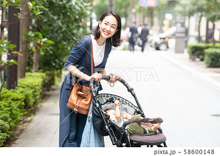 赤ちゃんと母親 親子 母子 ベビーカー 外出 買い物の写真素材